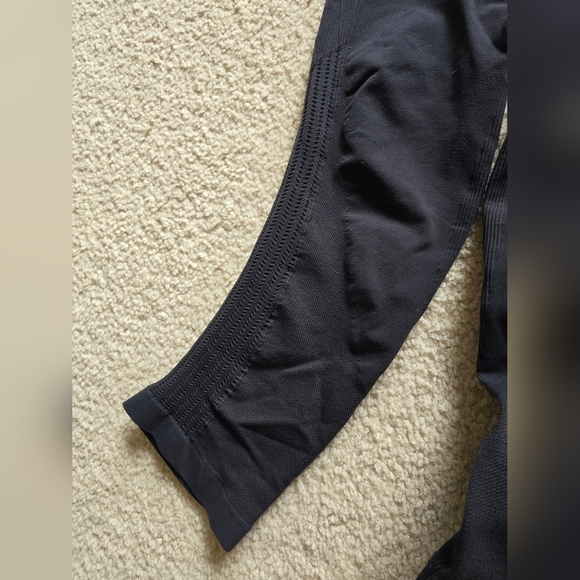 🌈Lululemon Zone In Crop Capri Black Leggings Size 4 *piling in Gussett - Picture 7 of 9